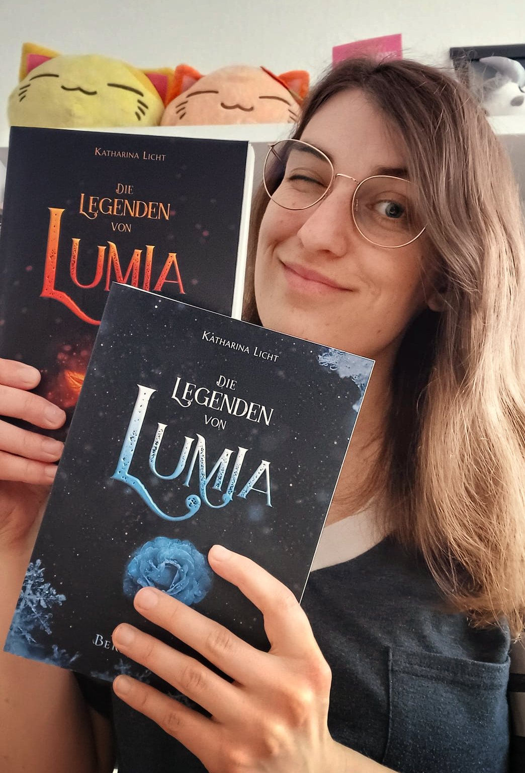 Home Foto von Katharina Licht, die Lumia 1 und 2 hochhält