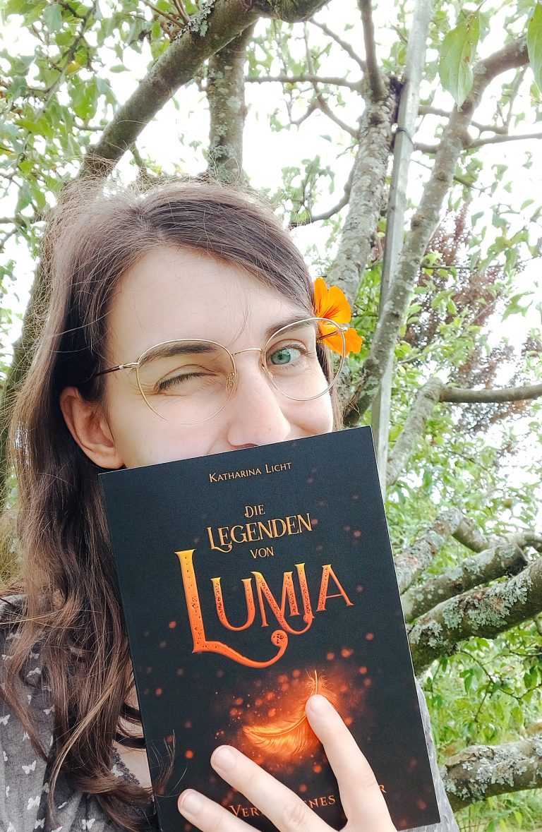 Autorin Katharina Licht, wie sich Lumia Band 1 vors Gesicht hält