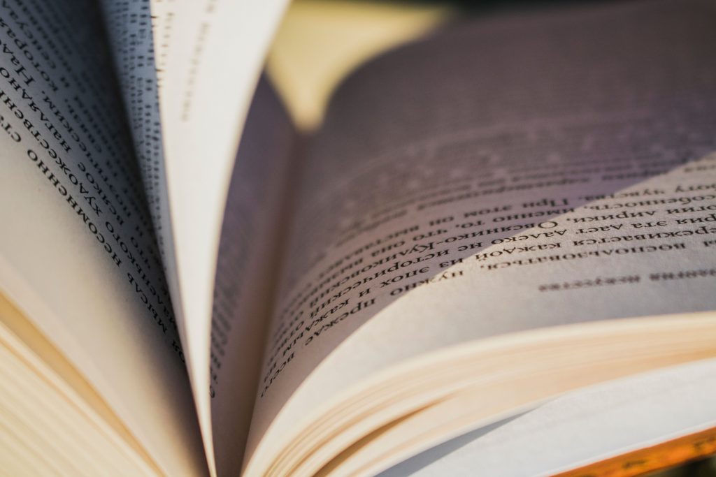 Buch mit offenen Seiten